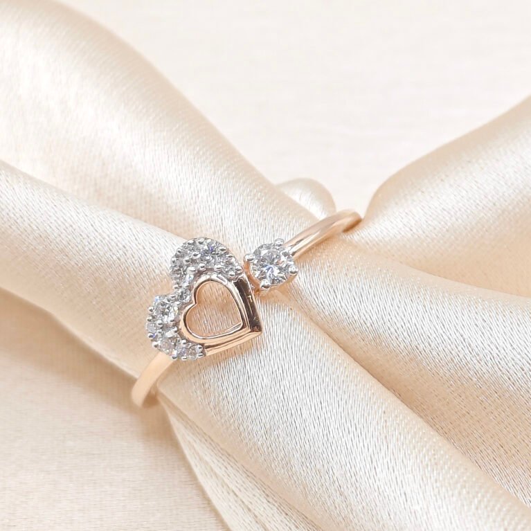 Amaryllis Heart – Rose Gold Ring with Dual-Accent Lab-Grown Diamonds
